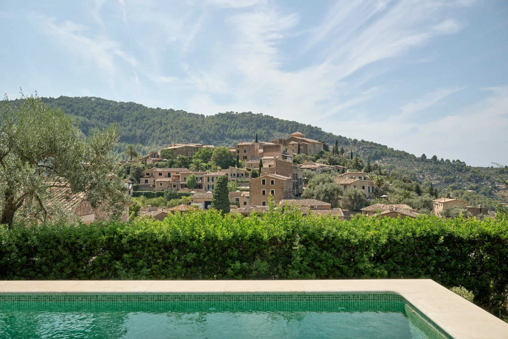 A photo of a Mallorca property showcasing its pool and mountain views. 